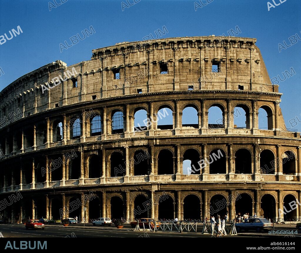 EXTERIOR DEL COLISEO ROMANO CONSTRUIDO EN EL SIGLO I, FACHADA ARTICULADA EN CUATRO ORDENES ARQUITECTONICOS SUPERPUESTOS.