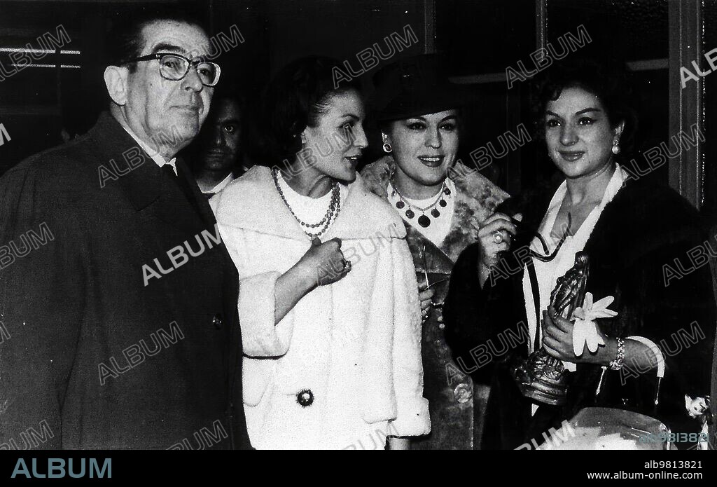 1965 (CA.). La cantante Lola Flores aparece en la fotografía con Mercedes Vecino, Carmen Sevilla y Manuel López Quiroga.