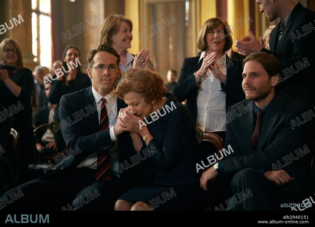 DANIEL BRUHL, HELEN MIRREN and RYAN REYNOLDS in WOMAN IN GOLD, 2015, directed by SIMON CURTIS. Copyright ORIGIN PICTURES/2ND DISTRICT FILMPRODUKTION/BBC FILMS.