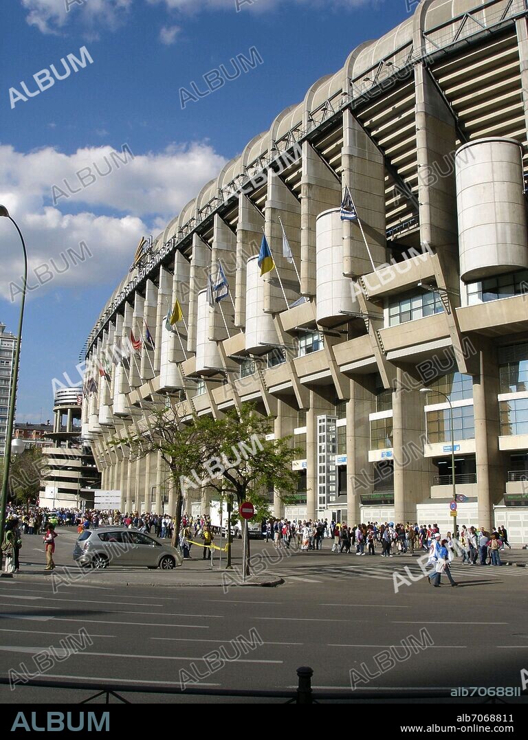 ANTONIO LAMELA / JOSE ALEMANI / MANUEL SALINAS. FACHADA DEL ESTADIO SANTIAGO BERNABEU QUE DA AL PASEO DE LA CASTELLANA - 1944/ 1947 - REMODELADO EN 1992 POR ANTONIO LAMELA.