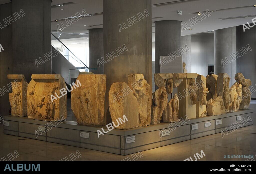 Balaustrada del Templo de Atenea Niké en la Acrópolis de Atenas. Relieves realizador por el taller de Fidias. Siglo V a. C. Periodo clásico. Las escenas representan una celebración de las victorias de Atenea sobre su enemigos, tanto persas como griegos. Museo de la Acrópolis. Atenas. Grecia.