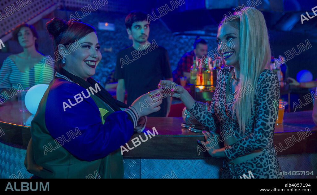 MARTA MARTIN y SAIDA BENZAL en POR H O POR B, 2020, dirigida por MANUELA BURLO MORENO. Copyright GLOBOMEDIA/HBO EUROPE/LACOPRODUCTORA. Capitulo 1.