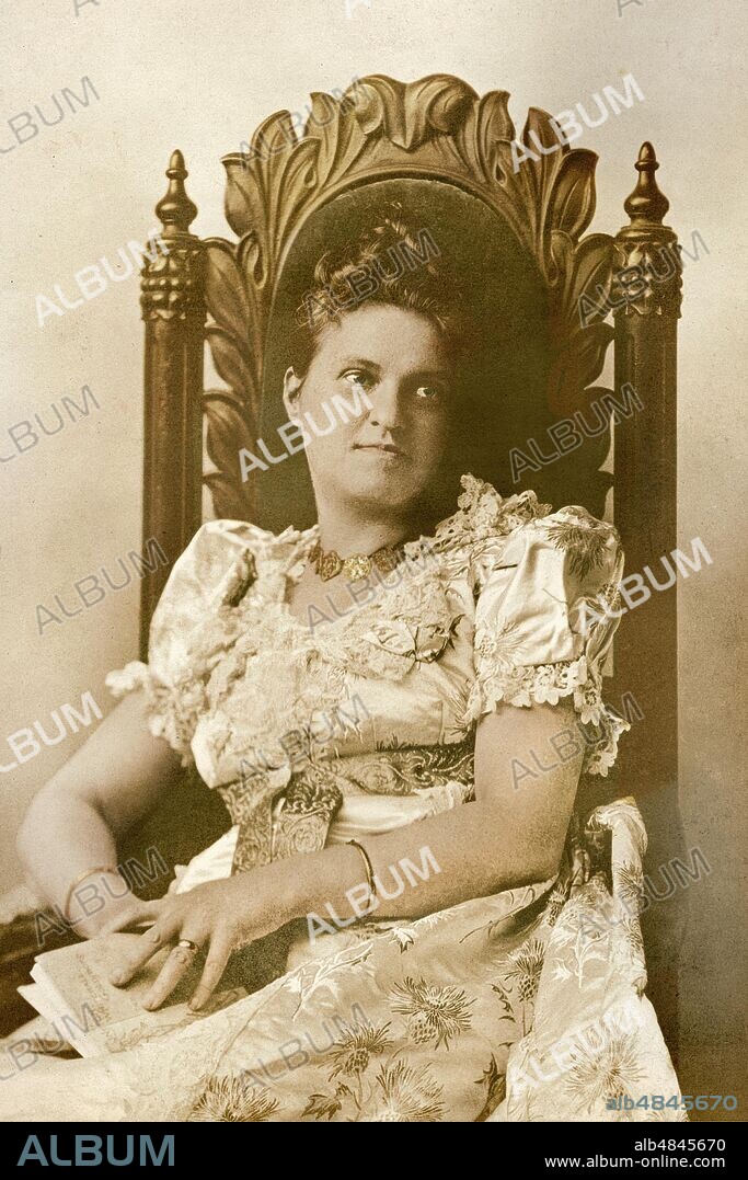Anna Katharine GREEN (11 November 1846 - 11 April 1935), American writer, one of the first writers of detective novels in America. Remembered as the 'mother' of the yellow / police genre, she introduced an innovative narrative style focused on the investigation, and the use of a serial character, Inspector Ebenezer Gryce. Despite the sensitivity to social issues related to the world of women, and the personal emancipation of writer outside the box, never supported the nascent feminist movement, opposing women's suffrage. Photographic portrait sitting with a book in hand, United States, circa 1890.