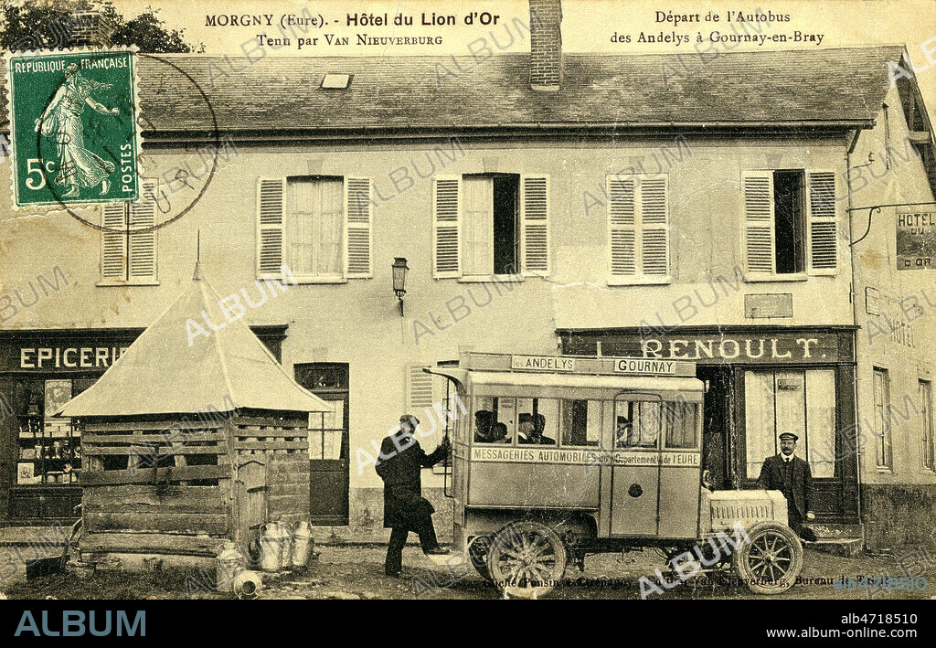 'Morgny (Eure) - Hotel du lion d'Or tenu par Van Nieuverburg, Depart de l'autobus des andelys a Gournay en Bray'. Photographie anonyme pour une carte postale vers 1915. Credit : Collection IM/KHARBINE-TAPABOR.