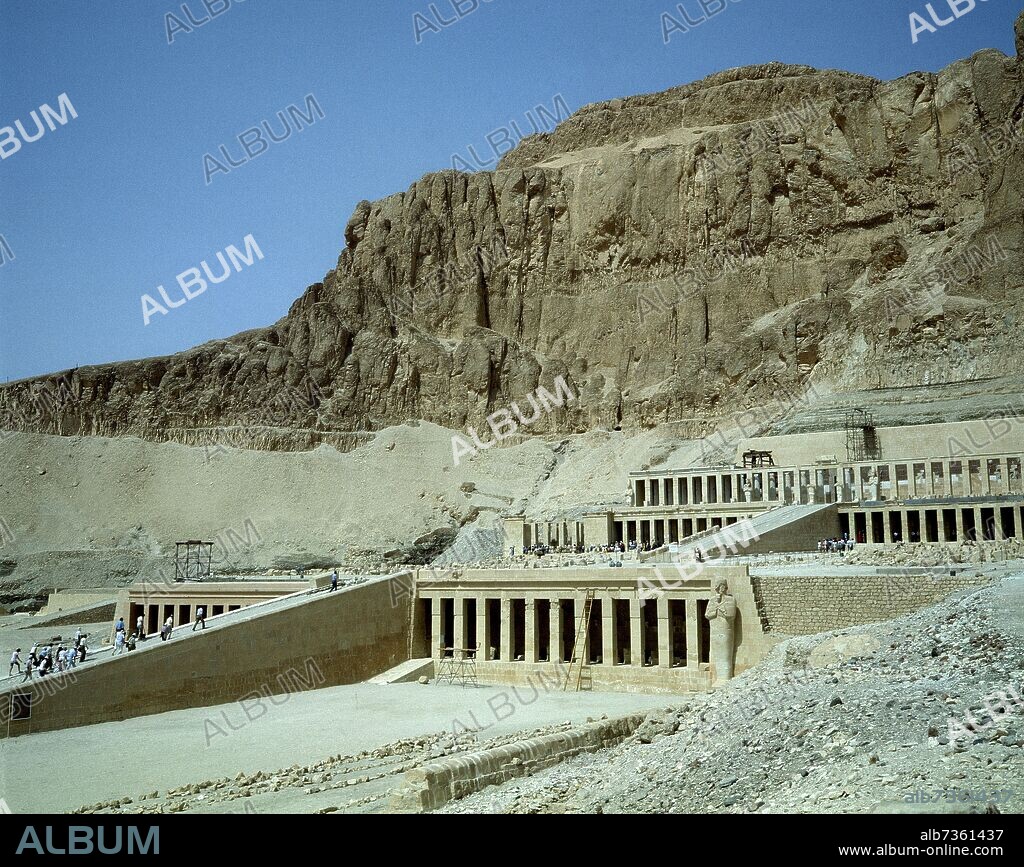 TEMPLO FUNERARIO DE LA REINA HATSHEPSUT- DEIR-EL-BAHARI - SIGLO XV AC - FOTO AÑOS 80.
