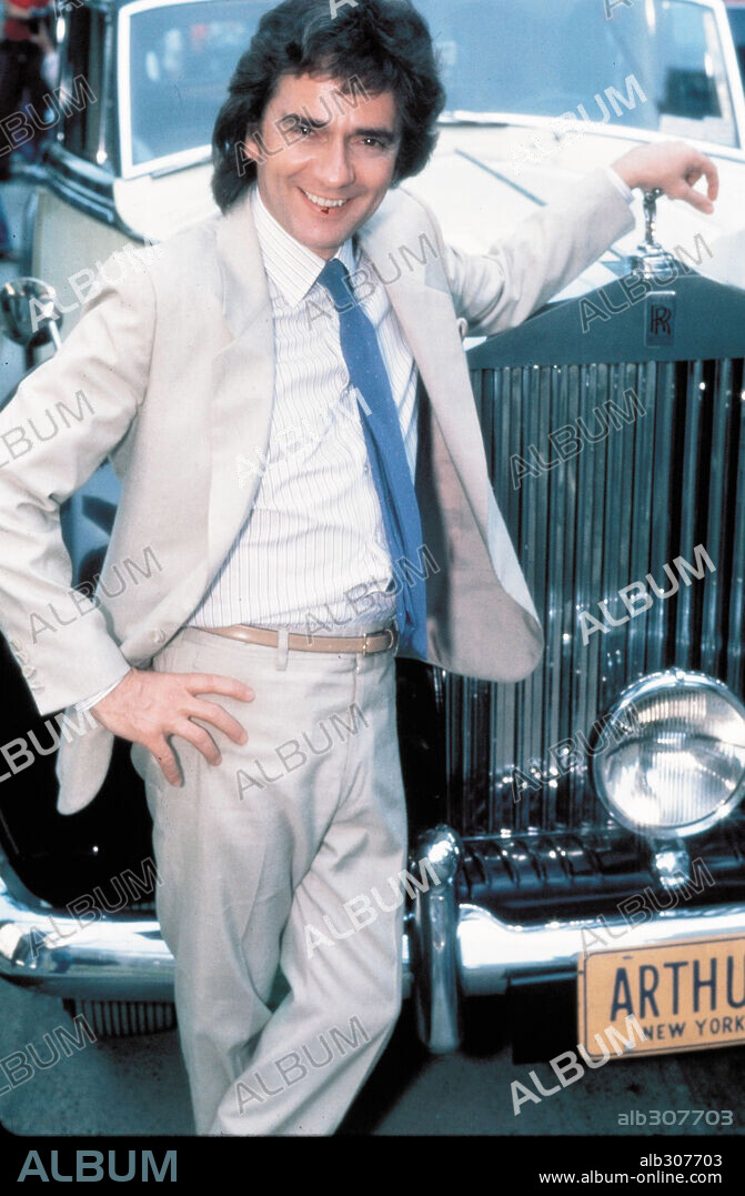 DUDLEY MOORE en ARTHUR, EL SOLTERO DE ORO, 1981 (ARTHUR), dirigida por STEVE GORDON. Copyright ORION PICTURES.