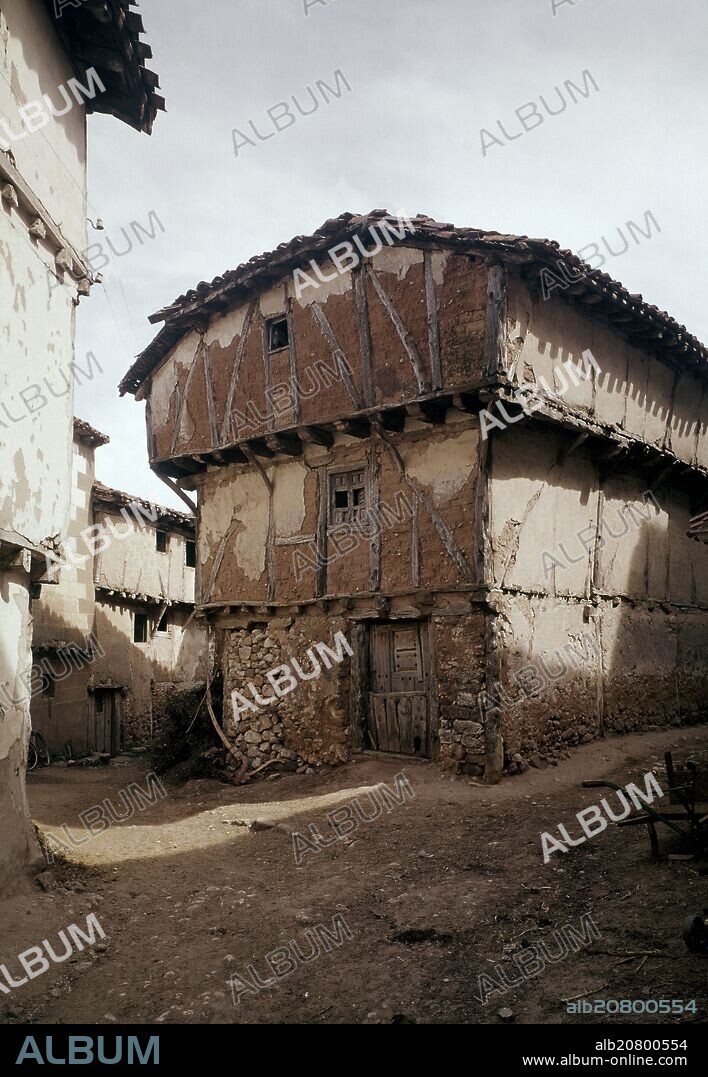 CASA DE PUEBLO CONSTUIDA EN PIEDRA Y ADOBE CON ESTRUCTURA DE MADERA - FOTO AÃ‘OS 60.