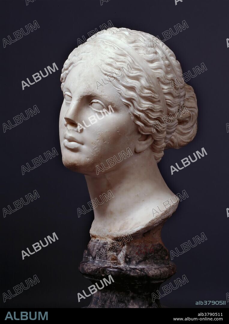 Taller romano / 'Afrodita Cnidia'. 120 - 130. Mármol blanco, 40 x 30 cm.