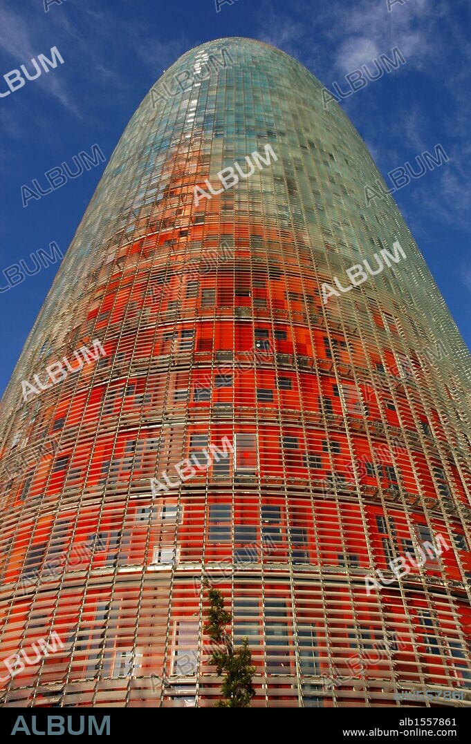 ARTE SIGLO XXI. ESPAÑA. TORRE AGBAR. Obra de Jean NOUVEL y Fermín VAZQUEZ (firma de arquitectos B720). Tiene 142 m. de altura y 32 plantas. La capa interna es hormigón recubierto de láminas de color; la externa está formada por lamas de vidrio. Vista parcial. BARCELONA. Cataluña.
