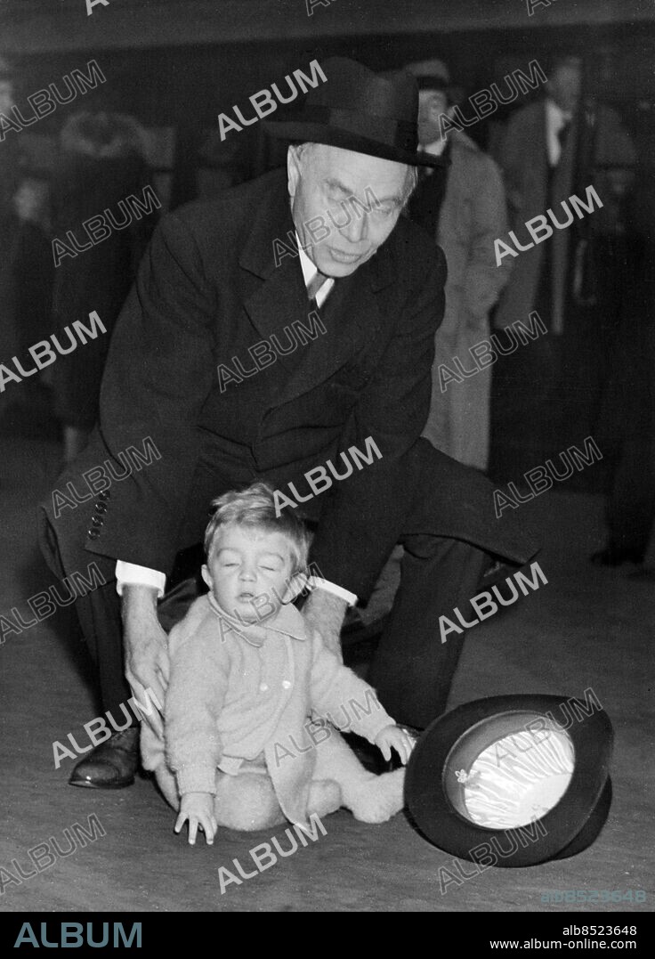 Orig. bildtext... LORD BEAVERBROOK LEAVES FOR AMERICA. 14.11.36. Lord Beaverbrook, the famous British politician, left London this morning, onroute for America, and his home at New Brusnwick. O.P.S. Lord Beaverbrook with his grandson Billie, having a game on the platform at Waterloo station with Lord Castlerosse's hat. Anm. W M Aitken, 1st Baron Beaverbrook, 1879-1964, Canadafödd engelsk affärsman och politiker. W Montagu, f. 1936, dotterson till Lord Beaverbrook. Generationer Morfäder Hålla Resenärer CD578 persons: WILLIAM MONTAGU;WILLIAM MAXWELL AITKEN sites: LONDON;STORBRITANNIEN.