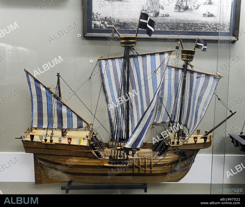 HISTORIA DE LA NAVEGACION. EDAD MEDIA. NORTE EUROPA. Hokl o Holke, embarcación muy utilizada en el norte de Europa, como buque de mercaderías. Reproducción maqueta de un Hokl del S. XV. Longitud: 32 m. Ancho: 8m. Modelo realizado por G. Konevs, 1987. Escala: 1: 50. Museo de la Historia y la Navegación. Riga. Letonia.
