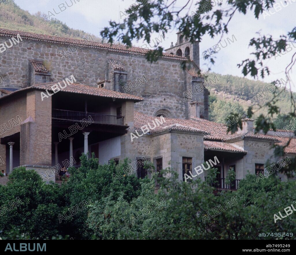 CONJUNTO ARQUITECTONICO- PALACIO DE CARLOS V (S XVI) ADOSADO AL MURO NORTE DE LA IGLESIA (S XV).