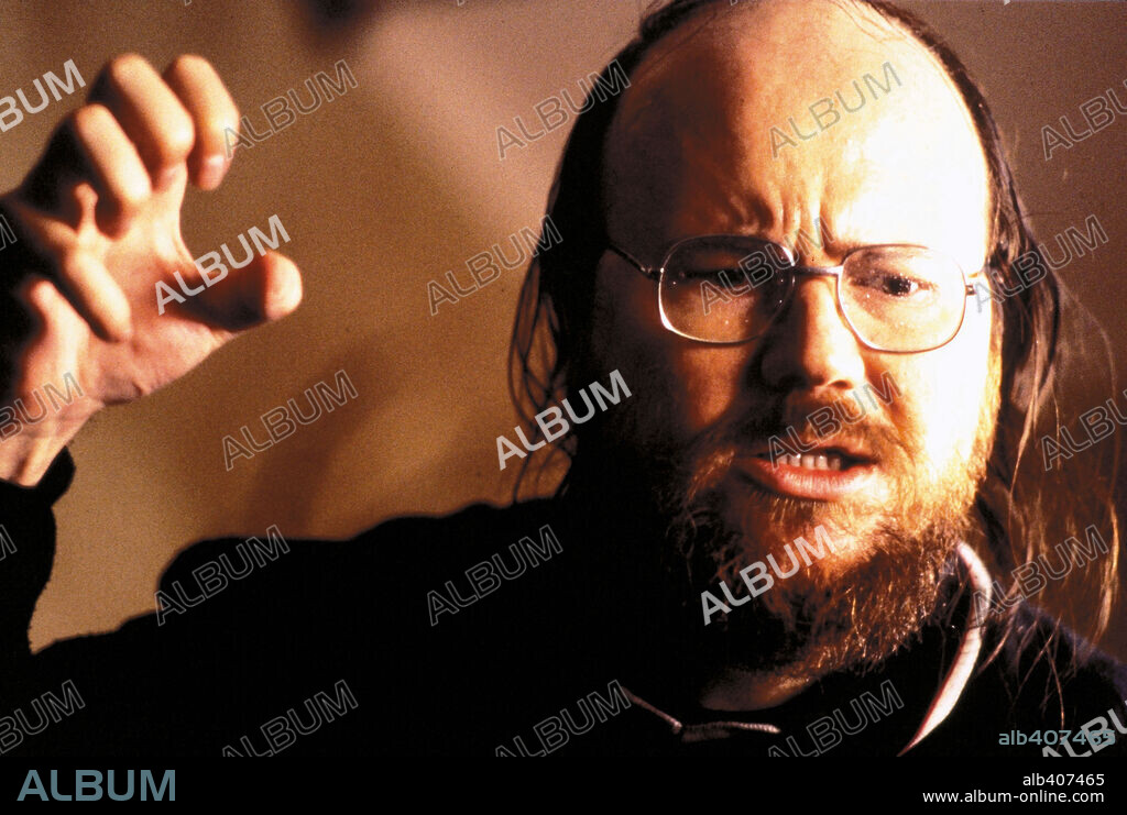 SANTIAGO SEGURA en OBRA MAESTRA, 2000, dirigida por DAVID TRUEBA. Copyright FERNANDO TRUEBA P.C. S.A. / MARTINEZ, DANIEL.