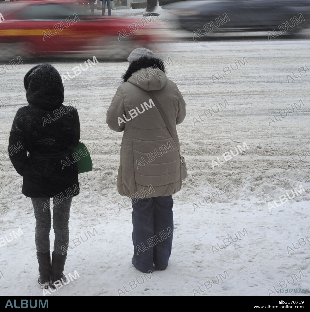 Personas caminando por la calle principal Nevsky Prospekt durante una nevada. San Petersburgo. Rusia.