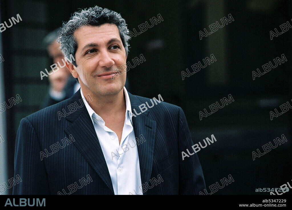 ALAIN CHABAT dans PRETE-MOI TA MAIN, 2006, réalisé par ERIC LARTIGAU. Copyright STUDIOCANAL.