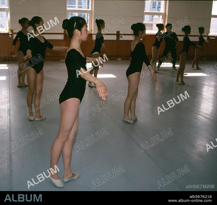 Tanz / Ballett:. Mädchen beim Ballettunterricht im Theater von Shanghai (China). Foto, undat.