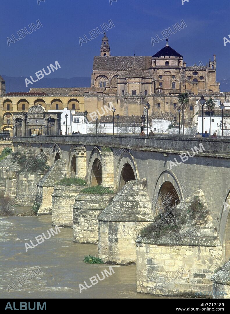 MEZQUITA Y PUENTE ROMANO SOBRE EL GUADALQUIVIR.