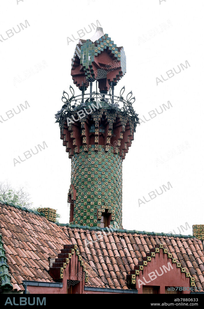 ANTONI GAUDÍ. PALACETE MODERNISTA -TEJADOS Y CHIMENEA DECORADA CON AZULEJOS -  1883-85.