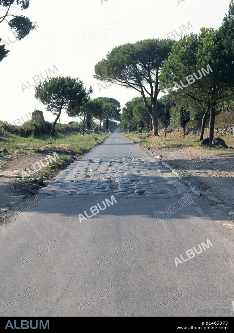 VIA APIA (VIA APPIA). Calzada romana iniciada en el 312 aC por el censor Apio Claudio y terminada por Augusto. Iba de Roma a Brindisi por Capua. Tramo de la VIA APIA en las afueras de Roma. Italia.