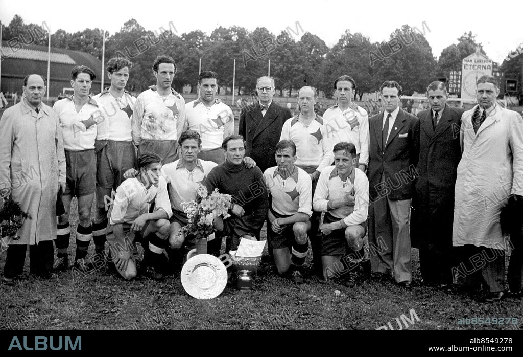 ARKIV 1946JUNI. Lagbild på allsvenska mästarna IFK Norrköping med SM-bucklan, von Rosens pokal framför sig någon gång i juni 1946.. Stående fr. v: Tränaren Lajos Czeizler, Halvar Carlbom, Einar Steen, Knut Nordahl, Gunnar Nordahl, förbundsordförande Elof Ericsson, Eric Mulle Holmqvist, Sven Persson, Georg Åby Ericson samt ledarna Torsten Johansson och Carl-Elis Nalle Halldén. Knästående fr. v. Birger Bian Rosengren, Oscar Masse Holmqvist, Torsten Lindberg, Gösta Malm och Lennart Skinnet Wigren. Foto: BM-Bild / TT / Kod: 194.