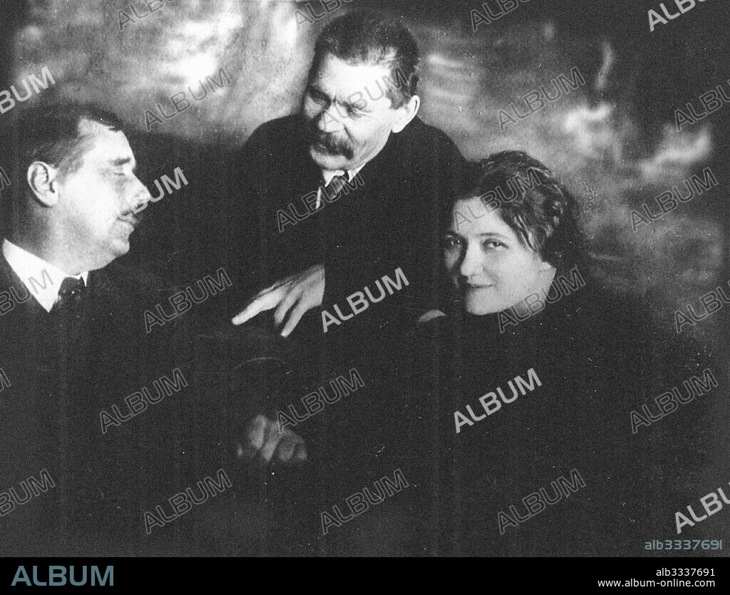 ANONYMOUS. Moura Budberg with Herbert George Wells and Maxim Gorky in Petrograd.