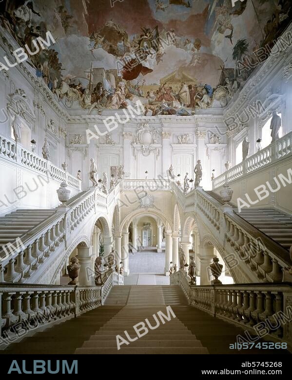 Würzburg (Unterfranken, Bayern), Fürstbischöfliche Residenz. (1720 begonnen), Treppenhaus (Arch.: Balthasar Neumann; Fresken 1752/53 von Giovanni Battista Tiepolo; Stuck nach 1755 von L.Bossi). Innenansicht vom ersten Umkehrpodest. Foto,.