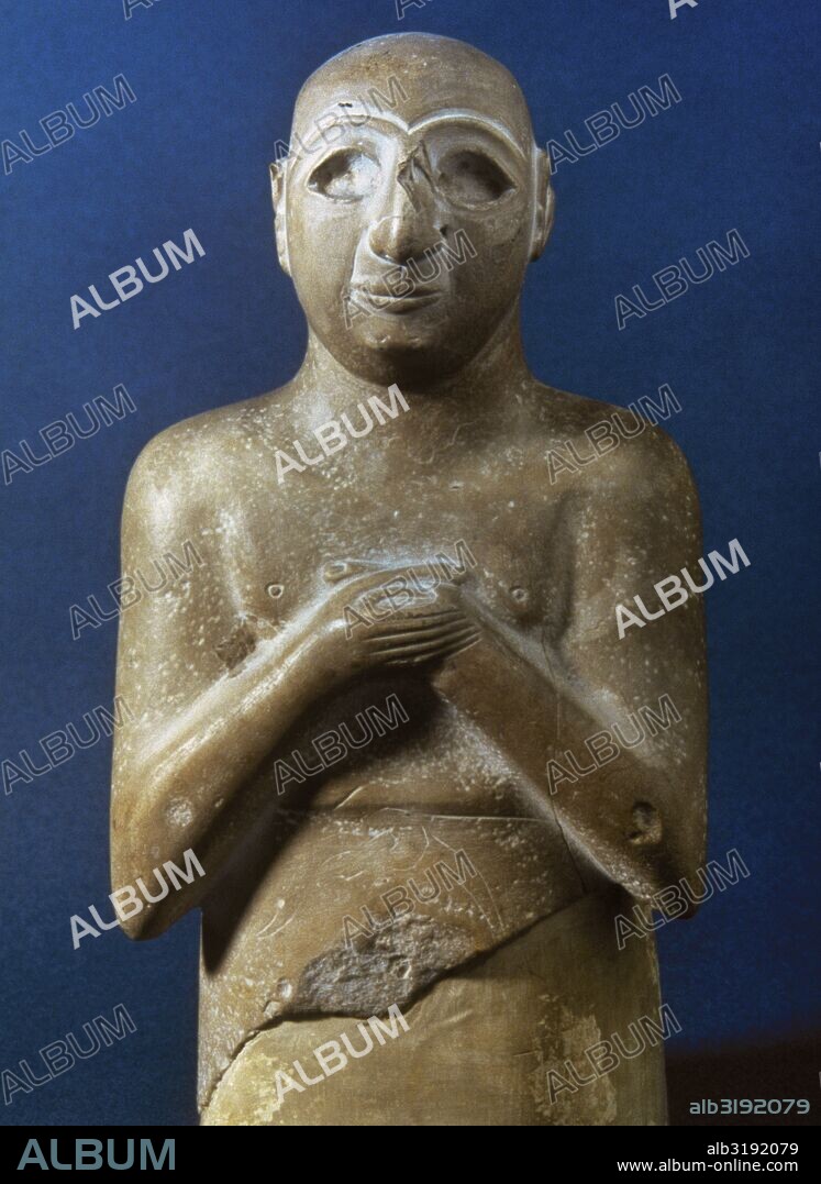 ARTE MESOPOTAMICO. Estatua con una inscripción en la parte posterior. "Satam, hijo de Lugal-Barab, hijo de Lugal-Kisal-si, rey de Uruk, sirviente de Girim-si, príncipe de Uruk". Caliza, Dinastía Temprana III, ca. 2400 aC Museo Louvre. París. Francia.