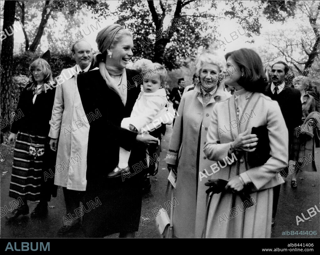 Stockholm 1984-10-05. Drottningarna Noor och Silvia besöker Skansen. Drottning Noor av Jordanien har med sig sitt yngsta barn, prinsessan Iman. Foto: Ragnhild Haarstad / SvD / TT / kod 12014.