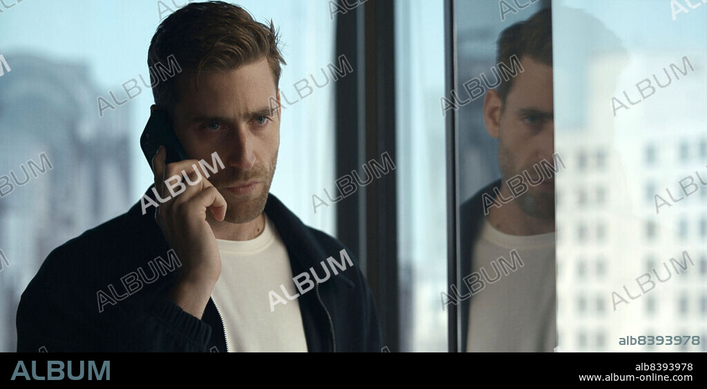 OLIVER JACKSON-COHEN in SURFACE, 2022, directed by KEVIN RODNEY SULLIVAN and SAM MILLER. Copyright Apple / Hello Sunshine.