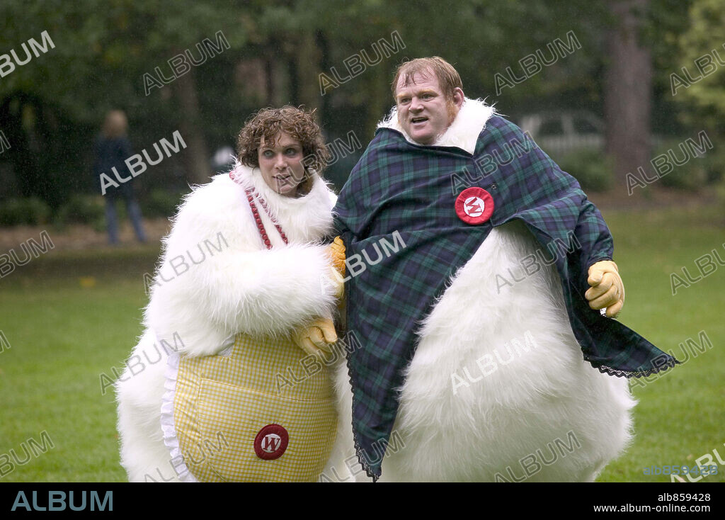 BRENDAN GLEESON and CILLIAN MURPHY in BREAKFAST ON PLUTO, 2005, directed by NEIL JORDAN. Copyright SONY PICTURES CLASSICS.