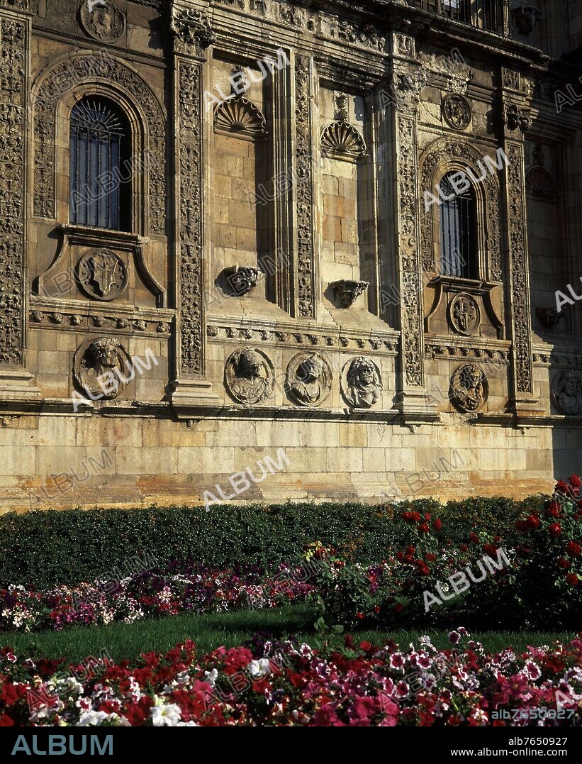 JARDIN DEL HOSTAL DE SAN MARCOS - MEDALLONES DE LA FACHADA CON LOS BUSTOS DE CARLOS I ENTRE TRAJANO Y AUGUSTO - SIGLO XVI - PLATERESCO.