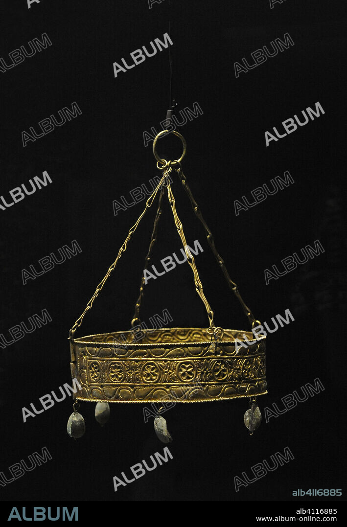 Tesoro de Guarrazar. Corona votiva. Orfebrería visigoda. Datado entre 621 y 672. Procede de Guarrazar (Guadamur, provincia de Toledo). Museo Arqueológico Nacional. Madrid. España.