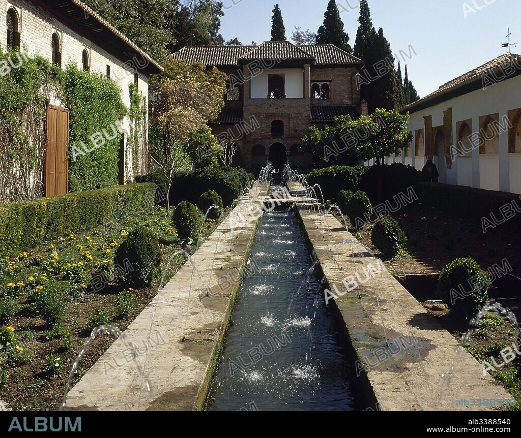 Arquitectura Islámica. Epoca Nazarí. Palacio del Generalife. Residencia de verano de los monarcas nazaríes. Patio de la Acequia, con sus jardines, fuentes y surtidores. Al fondo, el pabellón norte. Granada. Andalucía. España.