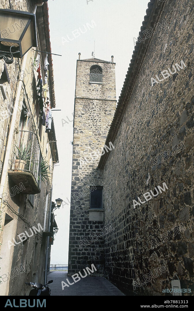 CALLE DE CASTELLFOLLIT DE LA ROCA CON EL CAMPANARIO DE LA IGLESIA DE SAN SALVADOR AL FONDO.