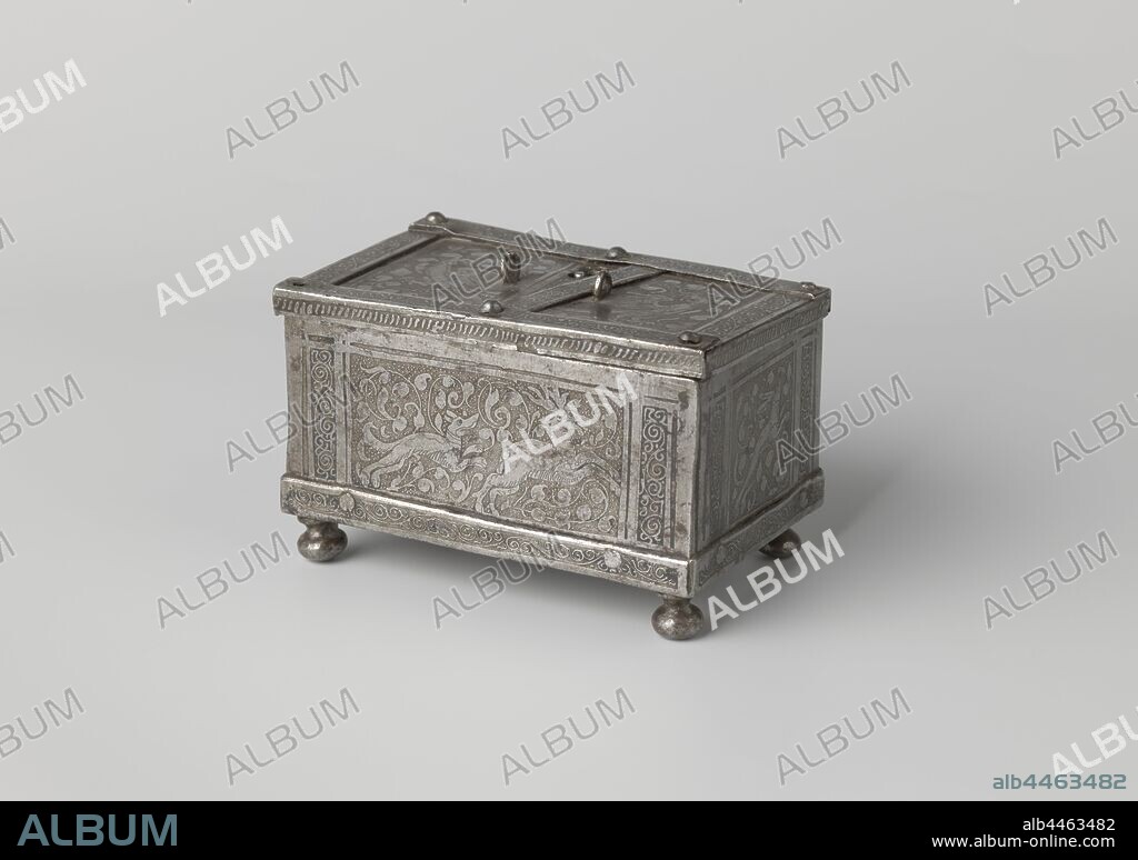 Jewelry box made of wrought iron, decorated with slender animals, A forged iron box on four spherical legs. All sides are polished and etched, adorned animals amid slender work in frames with arabasques. On the front of a dog chasing a deer, on the back a dog is chasing a fox. On the two short a dog and a hare. On the lid two birds in the middle of rank work. The edges and the bottom are decorated with arabesques. Two rings on top to attach the handle. In between a loose band that can be shifted, under which the keyhole is located., anonymous, Zuid-Duitsland, 1550 - 1600, wrought iron (iron alloy), iron (metal), polishing, h 7.0 cm × l 11.5 cm × w 7.5 cm.