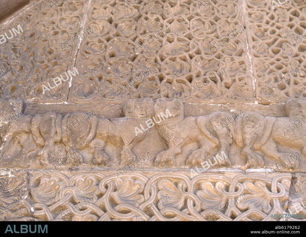EXTERIOR - DETALLE DEL TIMPANO DE LA PORTADA MERIDIONAL - S XII - FOTO AÑOS 00.
