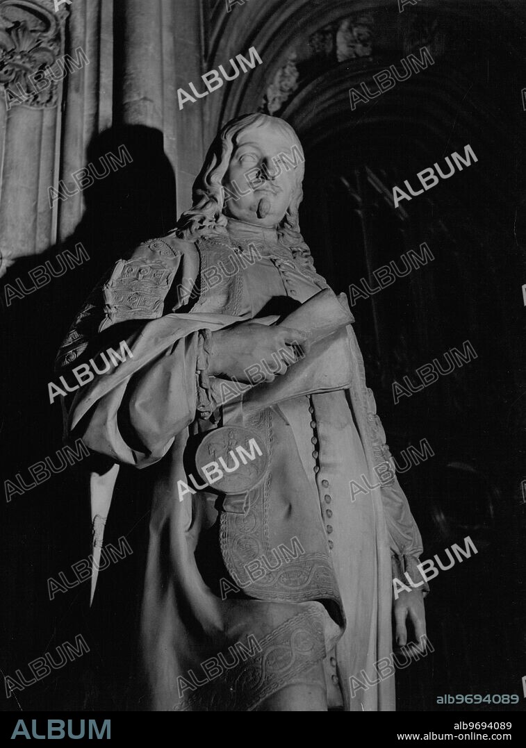 Edward Hyde , 1st Earl of Clarendon :18 February 1609 - 9 December 1674 , English historian and statesman . Statue by William Calder Marshall in St Stephens Hall , new Houses of Parliament , London , England.