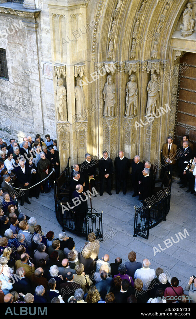 "Tribunal de las Aguas" ("Water Court" - a medieval tradition) in front of the Apostle´s gateway of the Cathedral at there thursday´s meeting.
