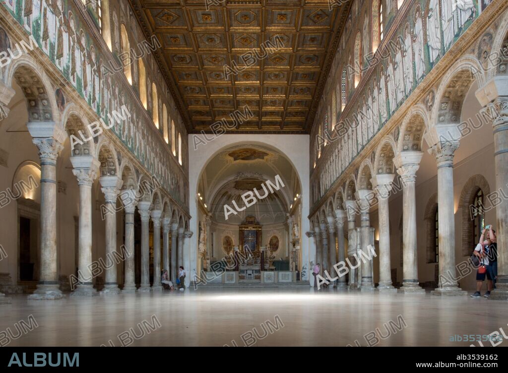 Interior de la Basílica de San Apolinar el Nuevo, Siglo VI, Rávena, Emilia-Romagna, Italia.