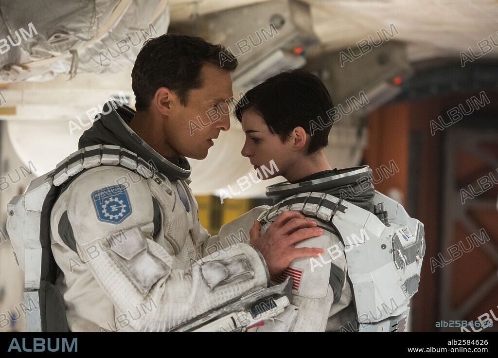 ANNE HATHAWAY et MATTHEW McCONAUGHEY dans INTERSTELLAR, 2014, réalisé par CHRISTOPHER NOLAN. Copyright WARNER BROS.