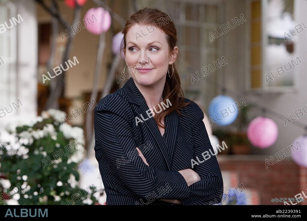 JULIANNE MOORE in CRAZY, STUPID, LOVE, 2011, directed by GLENN FICARRA and JOHN REQUA. Copyright CAROUSEL PRODUCTIONS.