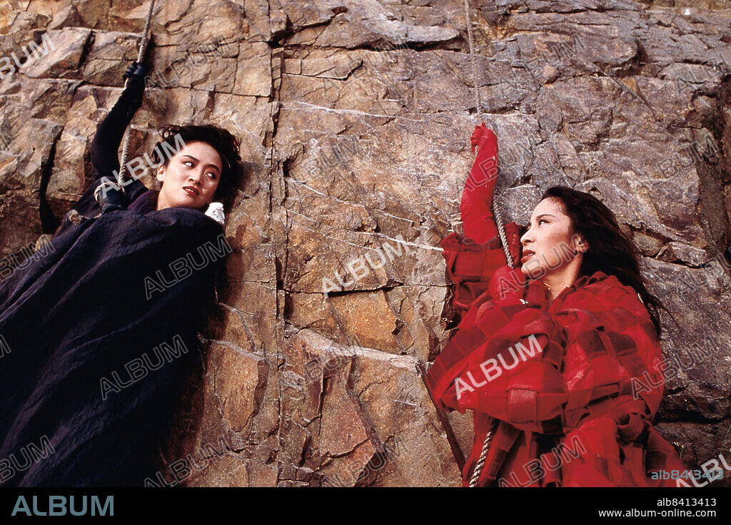 ANITA MUI y MICHELLE YEOH en TRÍO HERÓICO, 1993 (DUNG FONG SAM HAP), dirigida por JOHNNIE TO. Copyright China Entertainment Films Production.