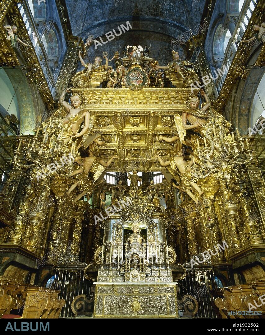 ARTE BARROCO. ESPAÑA. CATEDRAL DE SANTIAGO DE COMPOSTELA. Vista de la CAPILLA MAYOR con el ALTAR que contiene la IMAGEN DEL APOSTOL, esculpida en piedra. Aparece sentado en una silla de plata, cubierto por una esclavina del mismo metal. El baldaquino que rodea el altar es obra de ANDRADE y fue trabajado por Melchor del PRADO (s. XVII). Provincia A Coruña. Galicia.