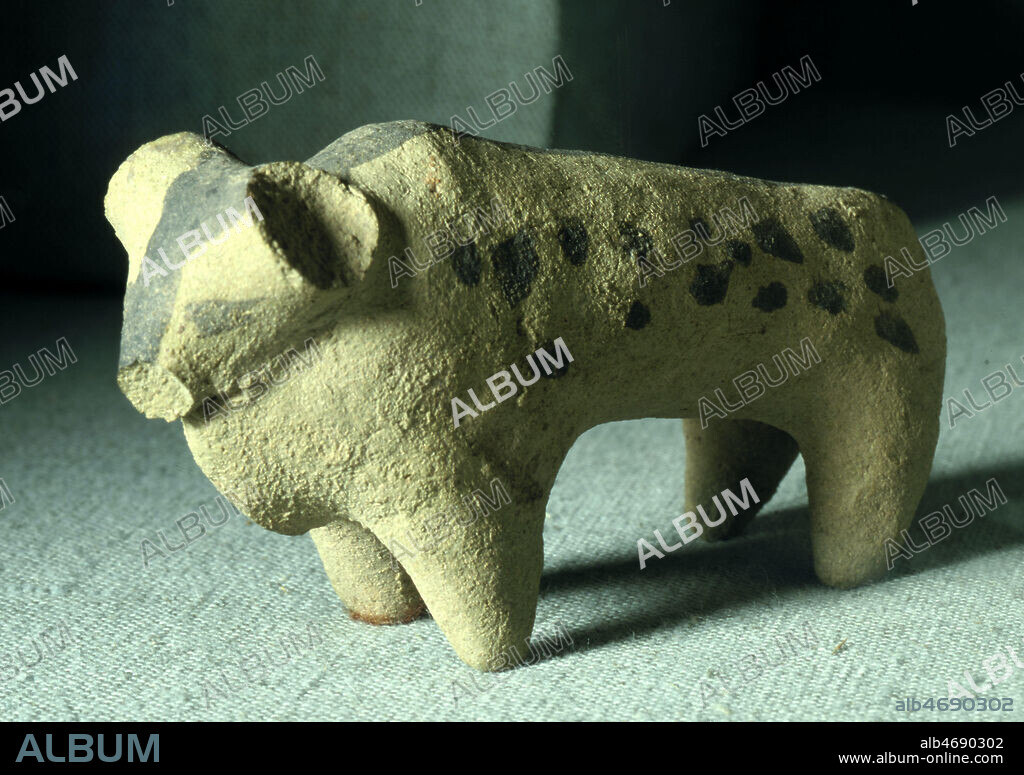 Figurine de bovide en terre cuite provenant de la ville sumerienne d'Uruk a l'epoque d'Obeid (fin du 5eme millenaire). Musee de Bagdad. Credit : Coll. Bouquignaud./KHARBINE-TAPABOR.