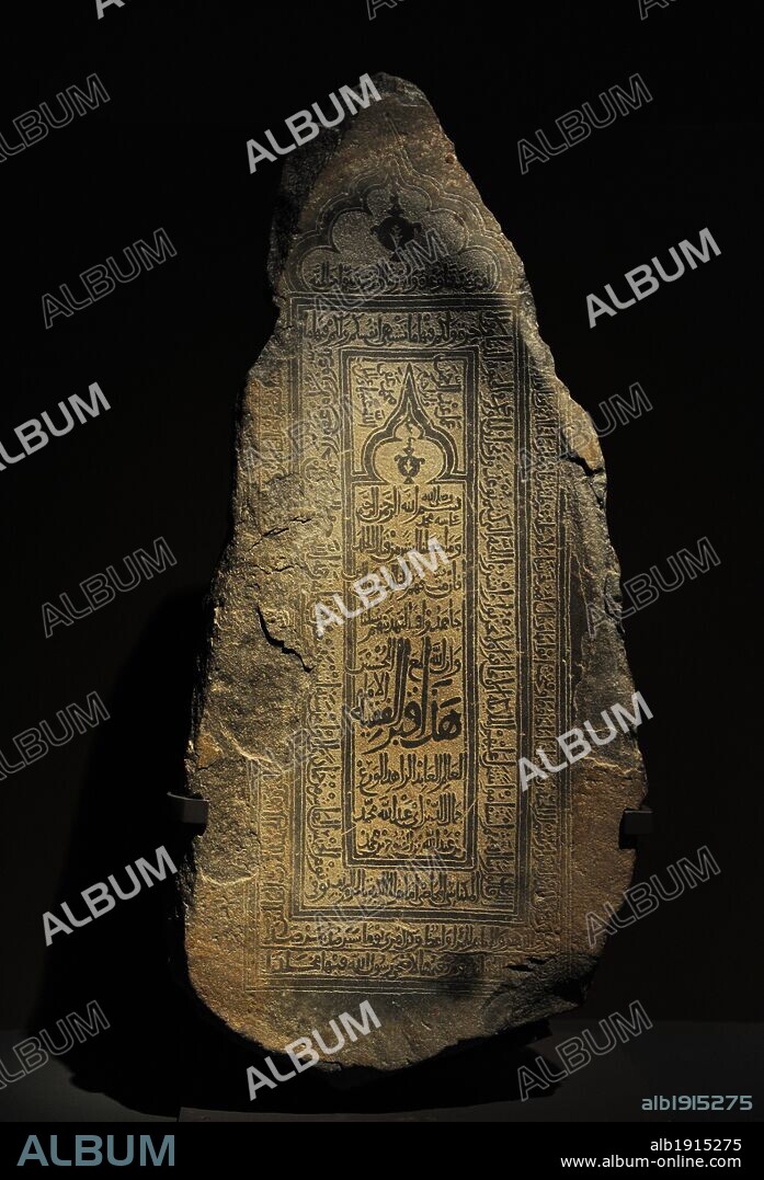 ARTE ISLAMICO. ARABIA SAUDI. Lápida de Yusuf, hijo de Abdullah, hijo de Yusuf, hijo de Abu-l-Fath. 5 Sha'ban 595 Ah / 02 de junio 1199 d. C. Basalto. 76 x 42 x 20 cm. Cementerio Al-Ma'la. La Meca. Qasr Khizam Museo, Jedda. Arabia Saudí.