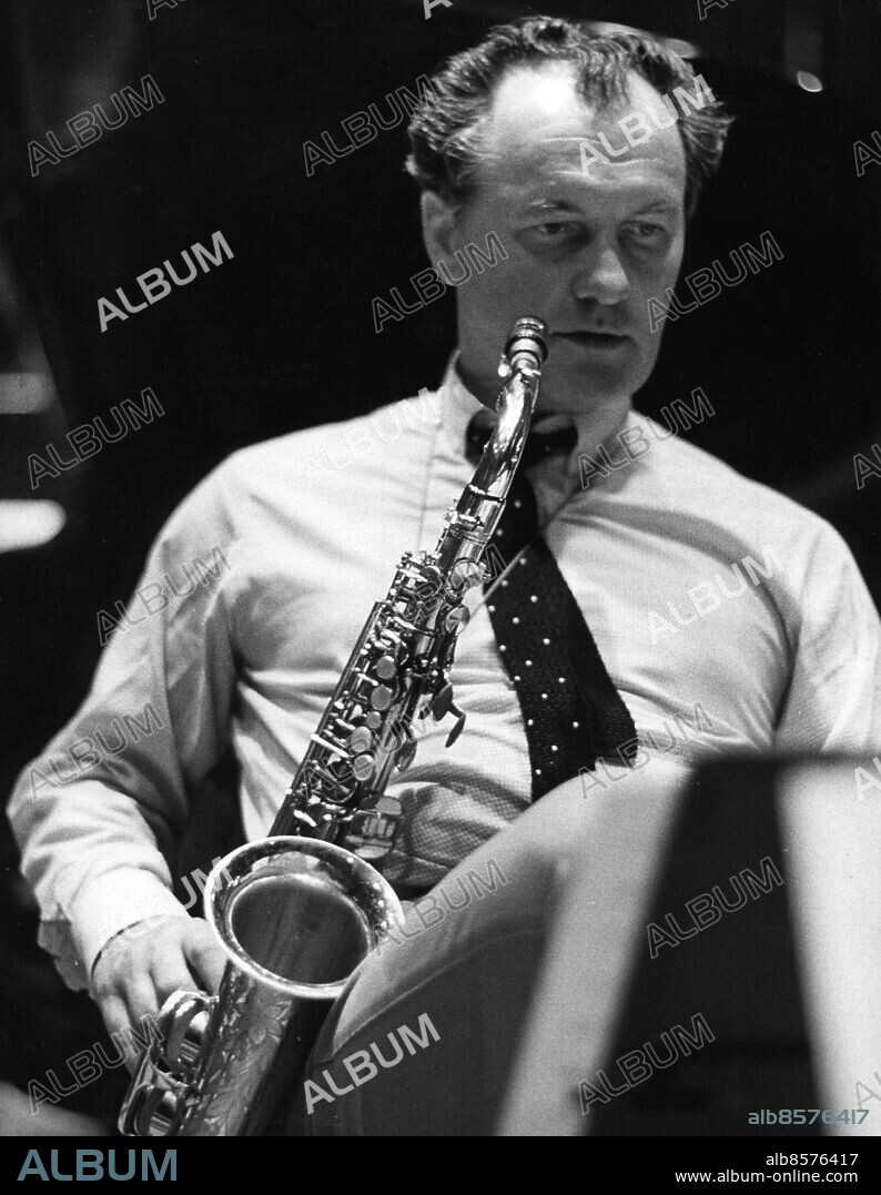 ARKIV 19650809. Arne Domnérus, jazzmusiker (altsaxofon och klarinett). Han spelade på 1940-talet med Simon Brehm och Arthur Österwall. 1951 bildade. han en grupp som med varierande besättning bestod till 1968. Bland medlemmarna märks saxofonisten Lars Gullin, trumpetaren Bengt Arne Wallin och pianisten Jan Johansson.. Foto: Jacob Forsell Kod: 14. ** AFTONBLADET OUT **.
