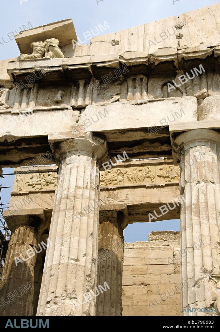ARTE GRIEGO. GRECIA. PARTENON (447-438 a. C). Templo dórico de mármol pentélico, construido bajo la dirección de los arquitectos ICTINO y CALICRATES, y ornado con esculturas de Fidias. COLUMNAS DORICAS sustentando el ARQUITRABE liso con el FRISO decorado con METOPAS Y TRIGLIFOS. ATENAS.