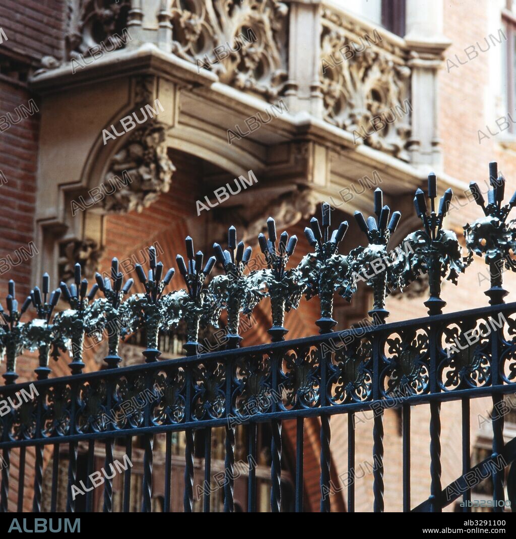 Josep Puig i Cadafalch / Verja de hierro forjado de la Casa Martí - Els 4 Gats (detalle), 1895-1896, Barcelona, Barcelona, Cataluña, España.