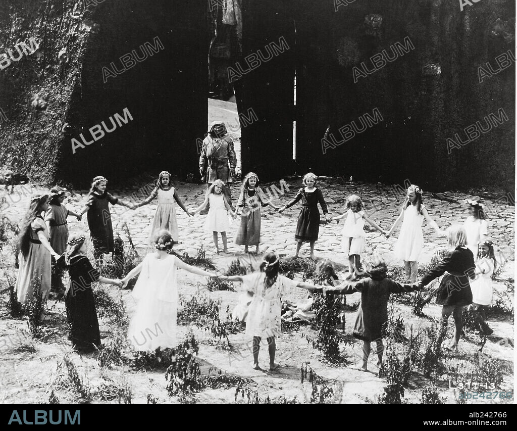 PAUL WEGENER in THE GOLEM, 1920 (GOLEM, WIE ER IN DIE WELT KAM, DER), directed by PAUL WEGENER. Copyright PROJEKTIONS-AG "UNION", BERLIN.