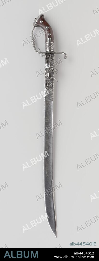Hack with flint gun, Combination of a hack and a flint gun. The iron hilt is embossed with embellishments and a dolphin, the riser has sawn ornaments including acanthus leaves, the hilt knob has the shape of the handle of a gun. The curved blade is embossed at the top with leafy tendrils and engraved on the outside with an emblem consisting of an arm emerging from a cloud with a falchion attached and below it the text Concordia res Parvae CresCunt above branched foliage, on the carrying side a man with a hat with the text Credens Pro nobis Quis Consientius and branched branches. The gun lock is mounted on the outside of the hack, the barrel has a ring at the rear and at the trumpet, where the barrel is mounted on the blade of the hack, Netherlands, anonymous, 1655 - 1660, iron (metal), engraving, l 79 cm l 64.8 cm w 3.4 cm l 15 cm d 7.9 mm w 954 gr.